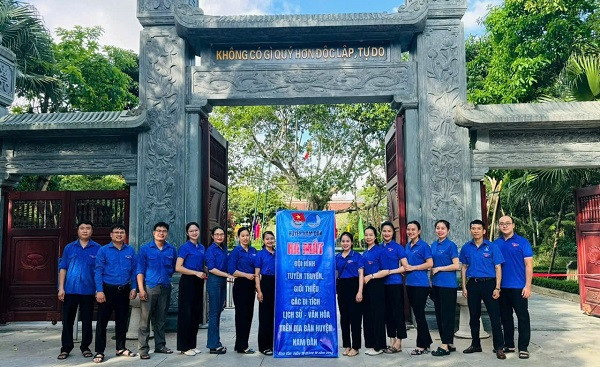 Huyện Đoàn Nam Đàn ra mắt đội tuyên truyền giới thiệu các di tích lịch sử văn hóa tại Khu Di tích Lịch sử Kim Liên (Nam Đàn). Huyện Đoàn Nam Đàn ra mắt đội tuyên truyền giới thiệu các di tích lịch sử văn hóa tại Khu Di tích Lịch sử Kim Liên (Nam Đàn).