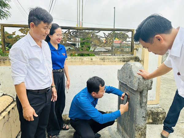 Các đội hình triển khai tuyên truyền tại các địa chỉ đỏ. Các đội hình triển khai tuyên truyền tại các địa chỉ đỏ.