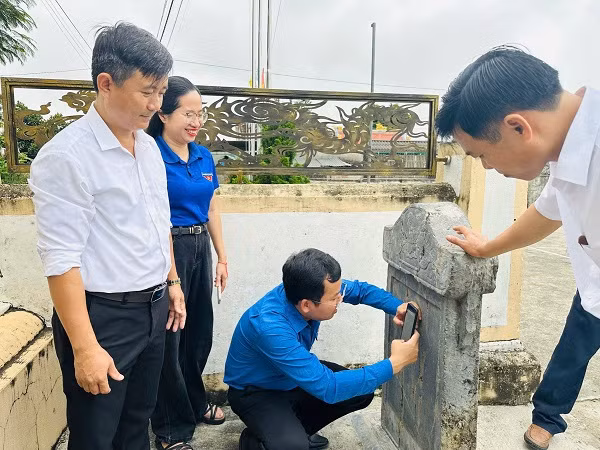 Các đội hình triển khai tuyên truyền tại các địa chỉ đỏ.