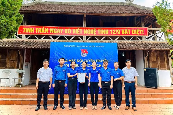 Đồng chí Nguyễn Thị Hương Liên, Bí thư Huyện Đoàn Anh Sơn trao Quyết định thành lập Đội hình.