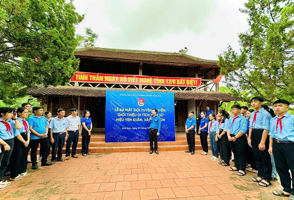 Đồng chí Bùi Hữu Phương - Ủy viên Ban chấp hành Tỉnh Đoàn, phó ban Thanh thiếu nhi Trường học phát biểu tại buổi lễ. Đồng chí Bùi Hữu Phương - Ủy viên Ban chấp hành Tỉnh Đoàn, phó ban Thanh thiếu nhi Trường học phát biểu tại buổi lễ.