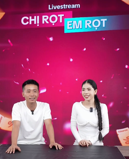 Quang Linh Vlogs livestream cùng Hằng Du Mục. Quang Linh Vlogs livestream cùng Hằng Du Mục.