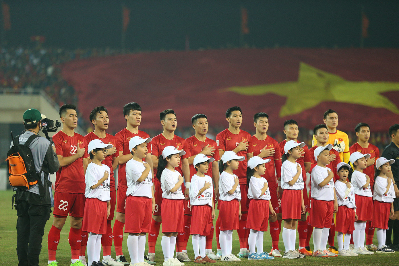 Tuyển Việt Nam có cơ hội được nhận cúp vô địch AFF Cup từ Chủ tịch FIFA. Tuyển Việt Nam có cơ hội được nhận cúp vô địch AFF Cup từ Chủ tịch FIFA.