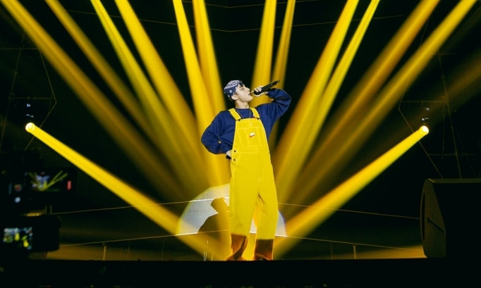 Sơn Tùng M-TP thăng hoa trên sân khấu Happy Bee 10. Sơn Tùng M-TP thăng hoa trên sân khấu Happy Bee 10.