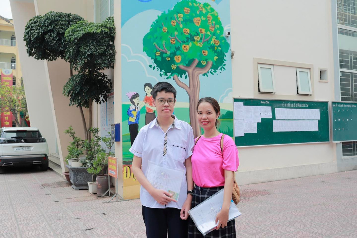 Thí sinh và phụ huynh tại điểm thi THPT Đoàn Kết - Hai Bà Trưng. Ảnh: Linh Phương Thí sinh và phụ huynh tại điểm thi THPT Đoàn Kết - Hai Bà Trưng. Ảnh: Linh Phương