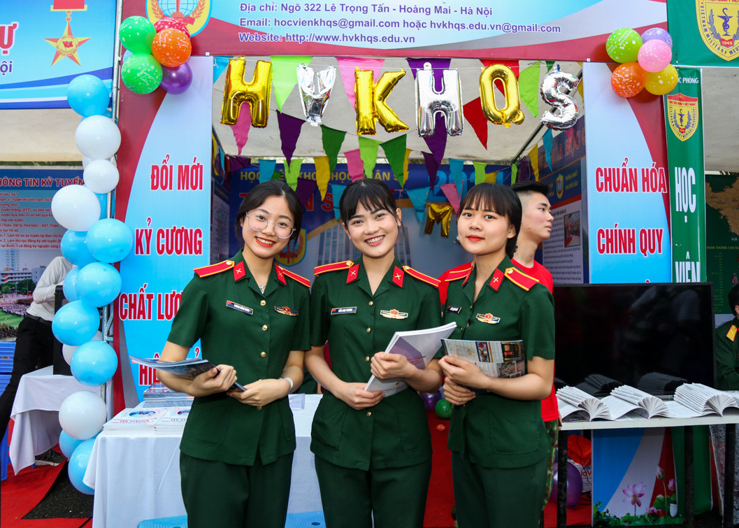 Các học viên nữ của Học viện Khoa học Quân sự tham gia tư vấn tuyển sinh năm 2023. (Ảnh: Học viện Kỹ thuật Quân sự)