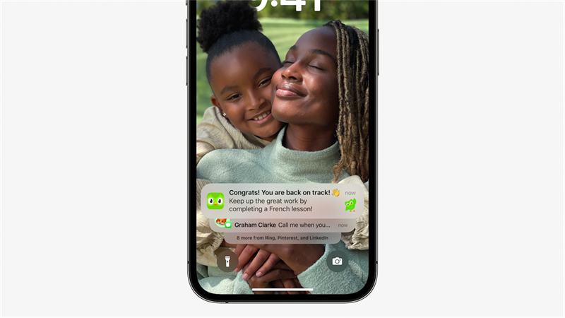 Thông báo cũ phải kéo từ trên xuống (hình bên trái), thông báo trên iOS 16 được đưa xuống dưới thuận tiện hơn (hình bên phải). Thông báo cũ phải kéo từ trên xuống (hình bên trái), thông báo trên iOS 16 được đưa xuống dưới thuận tiện hơn (hình bên phải).