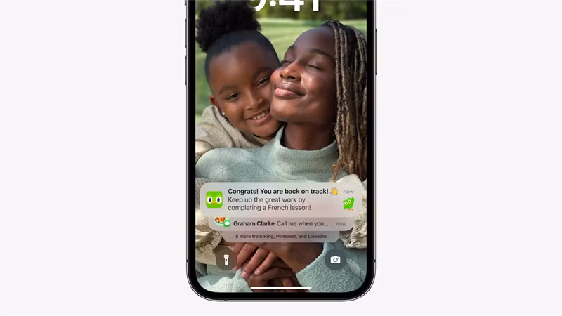 Thông báo cũ phải kéo từ trên xuống (hình bên trái), thông báo trên iOS 16 được đưa xuống dưới thuận tiện hơn (hình bên phải).