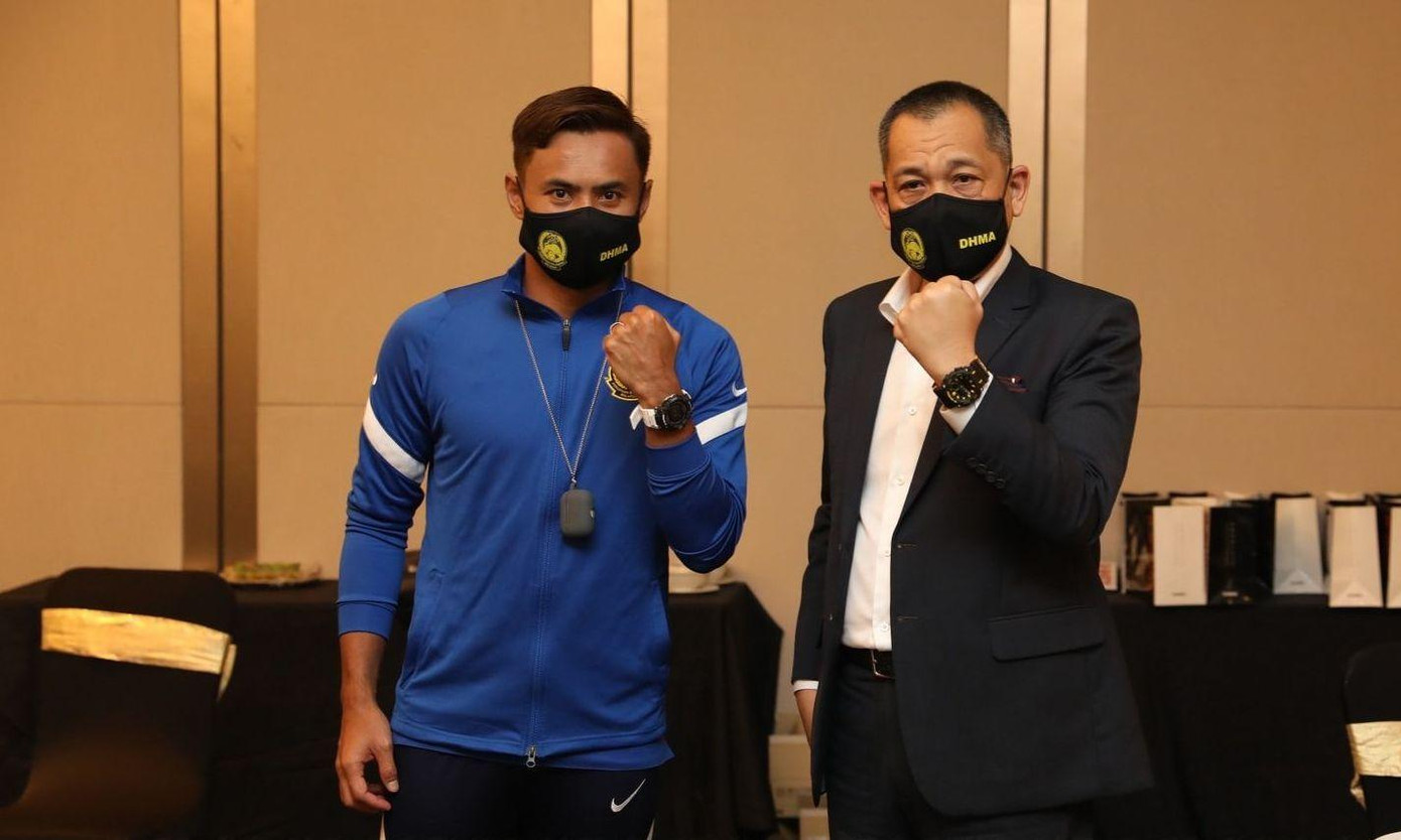 Chủ tịch Liên đoàn bóng đá Malaysia (FAM) Datuk Hamidin Amin (bên phải).