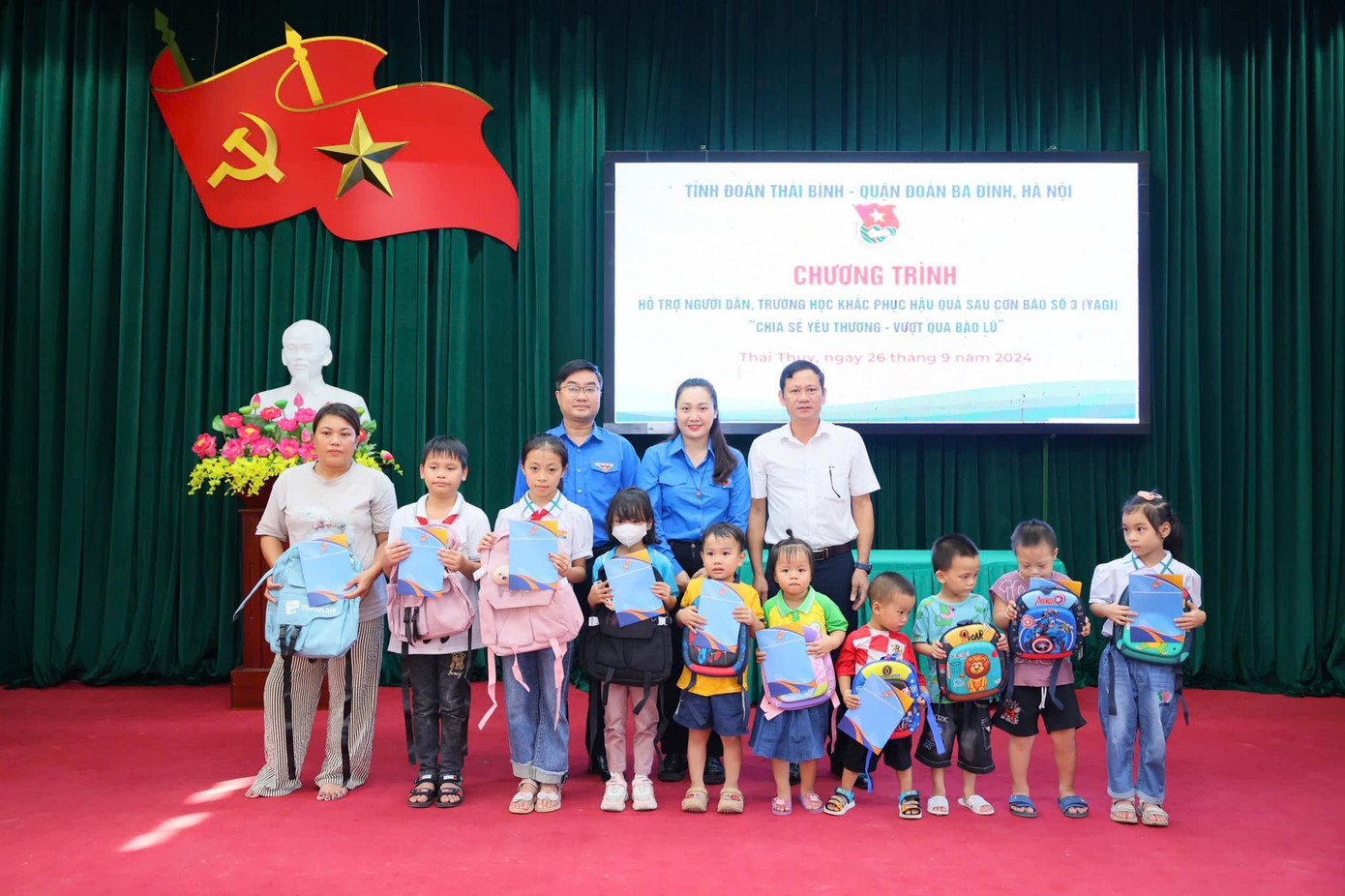 Các đồng chí lãnh đạo trao học bổng, tặng quà cho các em học sinh tại chương trình. Các đồng chí lãnh đạo trao học bổng, tặng quà cho các em học sinh tại chương trình.