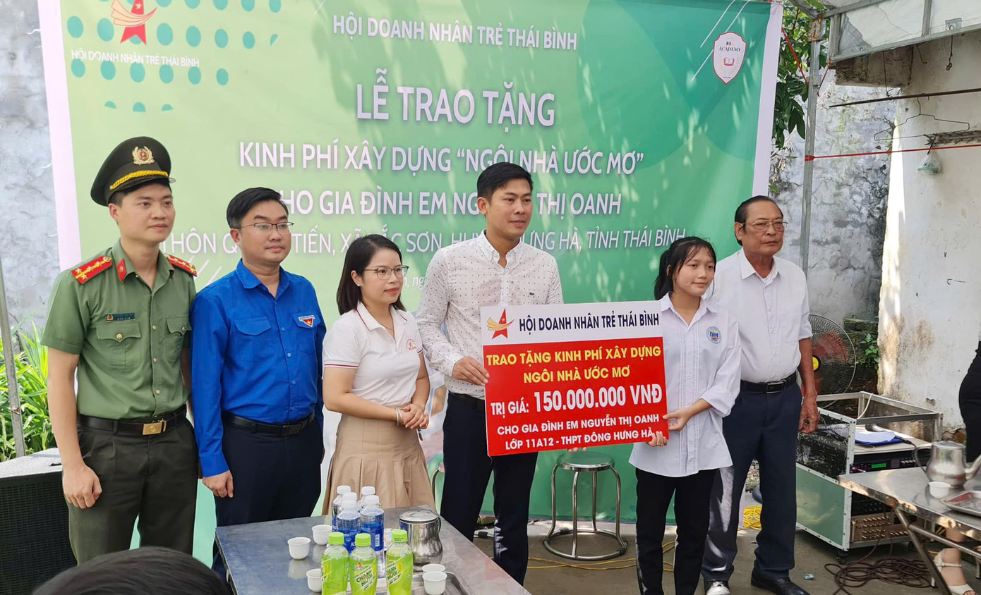 Hội Doanh nhân trẻ tỉnh Thái Bình trao tặng 1 công trình “Ngôi nhà tình nghĩa” tại chương trình. Hội Doanh nhân trẻ tỉnh Thái Bình trao tặng 1 công trình “Ngôi nhà tình nghĩa” tại chương trình.