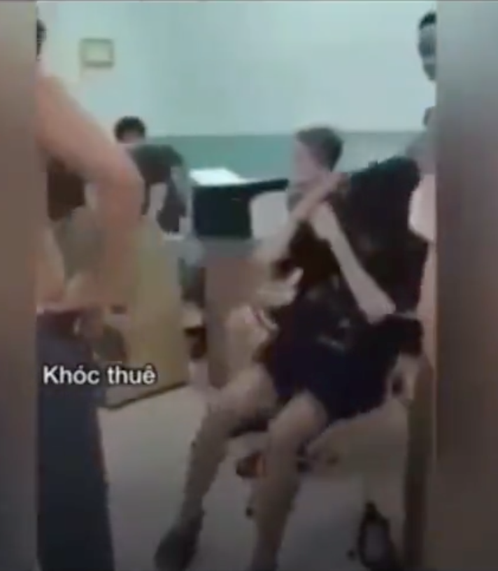 Clip hai thiếu niên bị bảo vệ tổ dân phố hành hung ngay trong trường khiến dư luận phẫn nộ. (Ảnh cắt từ clip) Clip hai thiếu niên bị bảo vệ tổ dân phố hành hung ngay trong trường khiến dư luận phẫn nộ. (Ảnh cắt từ clip)