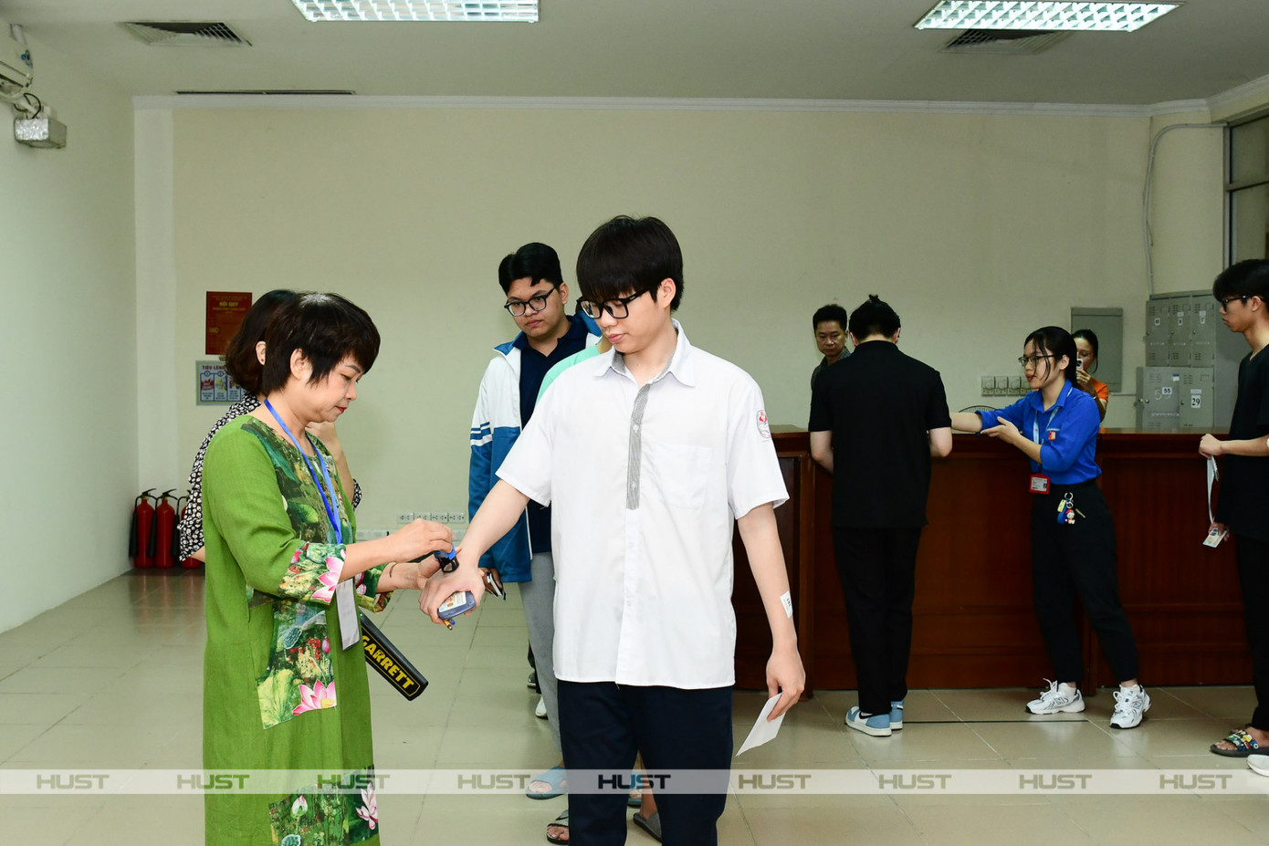 Thí sinh được kiểm tra an ninh trước khi vào phòng thi Đánh giá tư duy đợt 1.