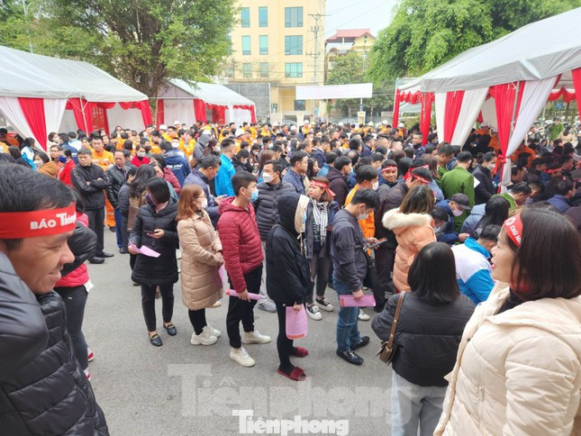 Người dân xứ Lạng xếp hàng tham gia hiến máu.