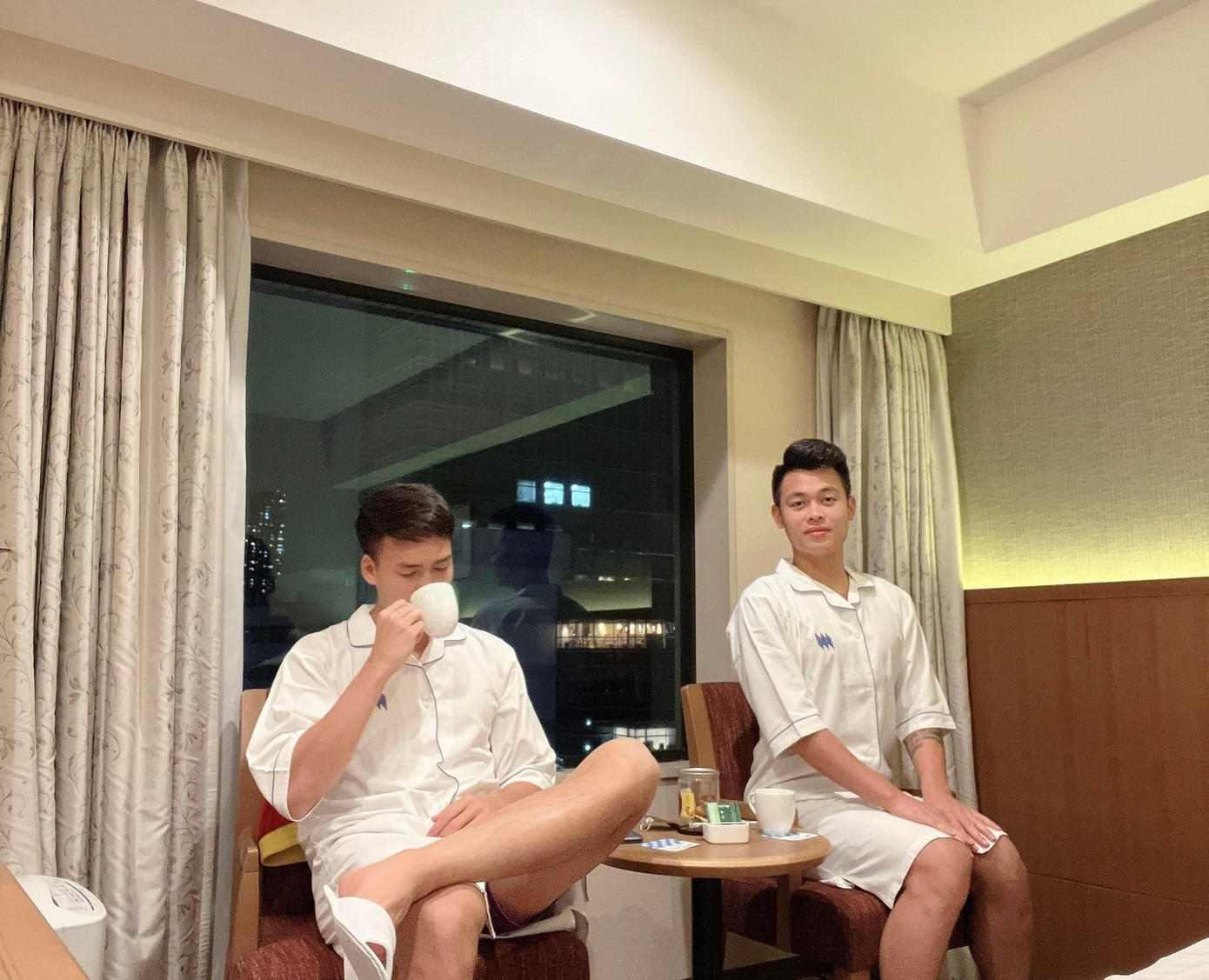 Mỗi lần tập trung đội tuyển, Việt Anh khiến nhiều người hâm mộ thích thú khi thường xuyên đăng ảnh hài hước và trêu chọc đồng đội.