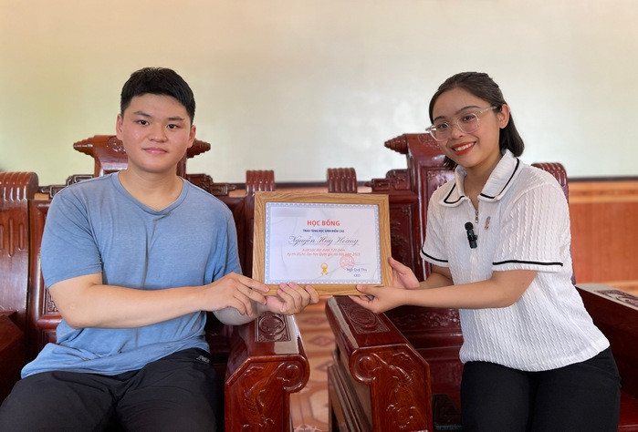 Nam sinh Nguyễn Huy Hoàng (bên trái). Nam sinh Nguyễn Huy Hoàng (bên trái).