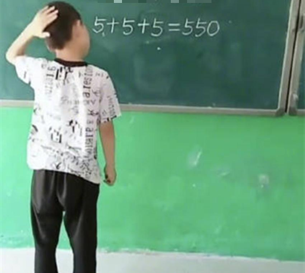 Đề bài yêu cầu chỉ bằng 1 nét gạch, biến phép tính 5+5+5=550 thành phép tính đúng.