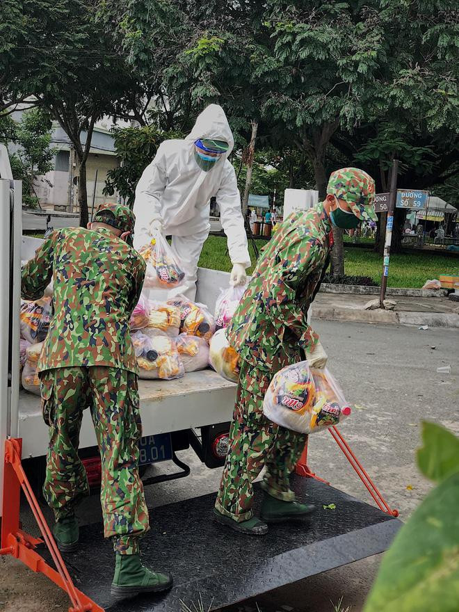 Sau khi đóng gói từng phần quà kỹ lưỡng, các chiến sĩ bộ đội bắt đầu lên đường trao từng phần quà đến tận tay người dân. (Ảnh: Nguyễn Anh Kiệt)