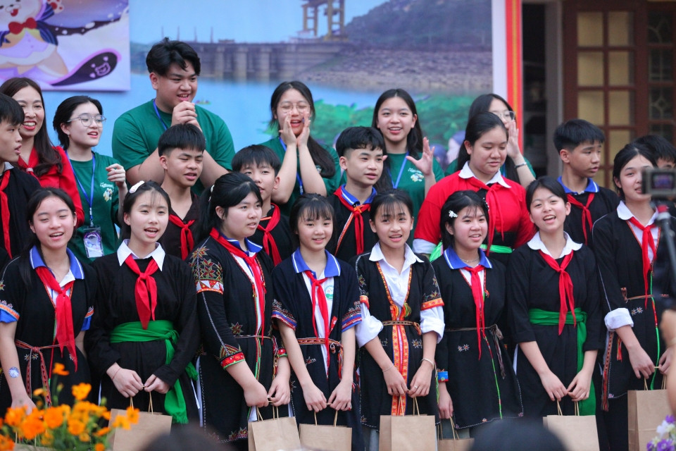 Các thành viên Libreria Project chụp ảnh lưu niệm cùng các em học sinh nhà trường.