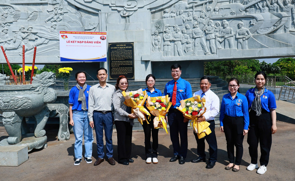 Tỉnh Đoàn, Đảng bộ trường Đại học Lạc Hồng, chi bộ 8 tặng hoa chúc mừng đồng chí Nguyễn Thị Na được đứng vào hàng ngũ Đảng Cộng sản Việt Nam.