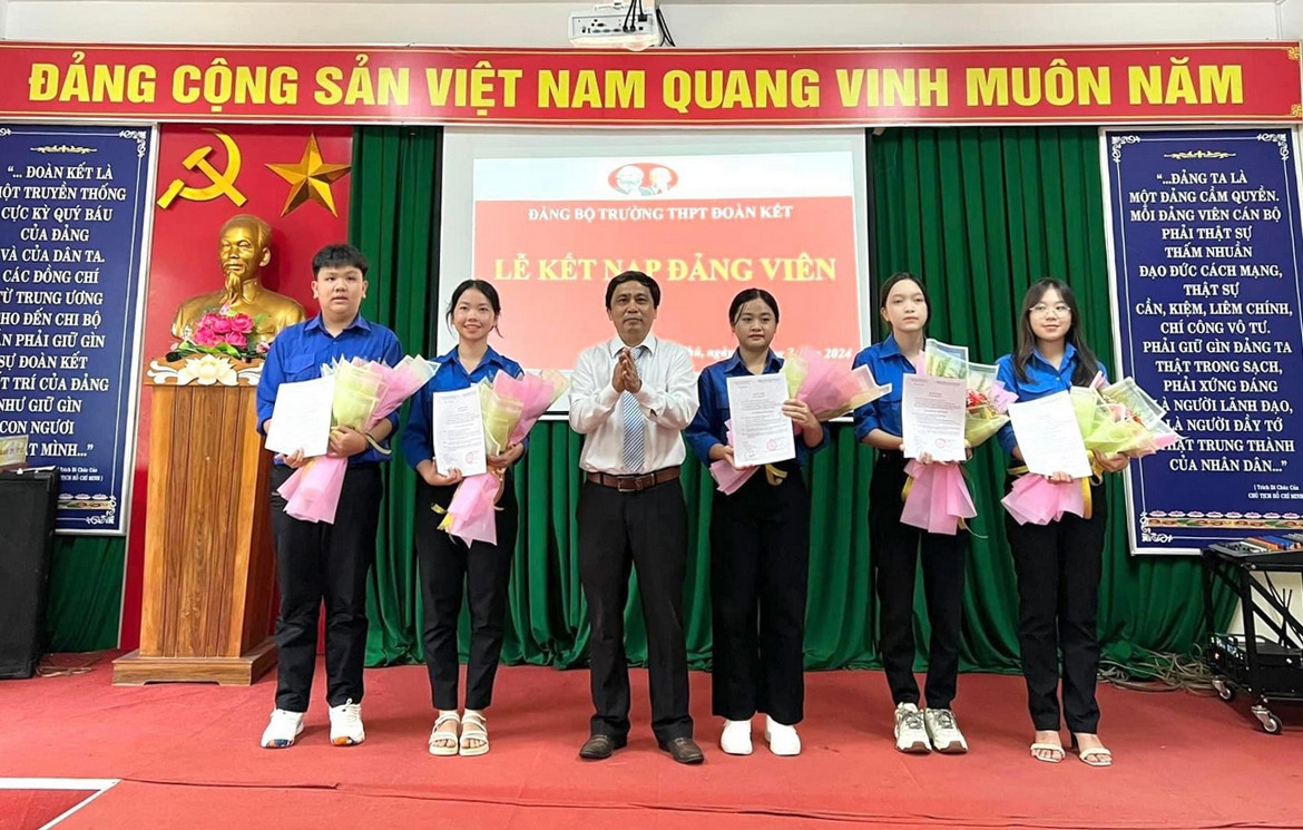 Đảng bộ trường THPT Đoàn Kết, huyện Tân Phú tổ chức kết nạp Đảng cho 05 chiến sĩ tình nguyện Hoa phượng đỏ.