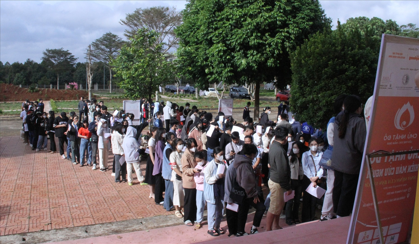 Đông đảo sinh viên, người dân xếp hàng chờ làm các thủ tục hiến máu. Đông đảo sinh viên, người dân xếp hàng chờ làm các thủ tục hiến máu.
