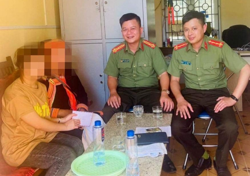 Lãnh đạo Phòng tham mưu Công an tỉnh Lai Châu đến thăm hỏi động viên cháu T. (Ảnh: CA Lai Châu). Lãnh đạo Phòng tham mưu Công an tỉnh Lai Châu đến thăm hỏi động viên cháu T. (Ảnh: CA Lai Châu).