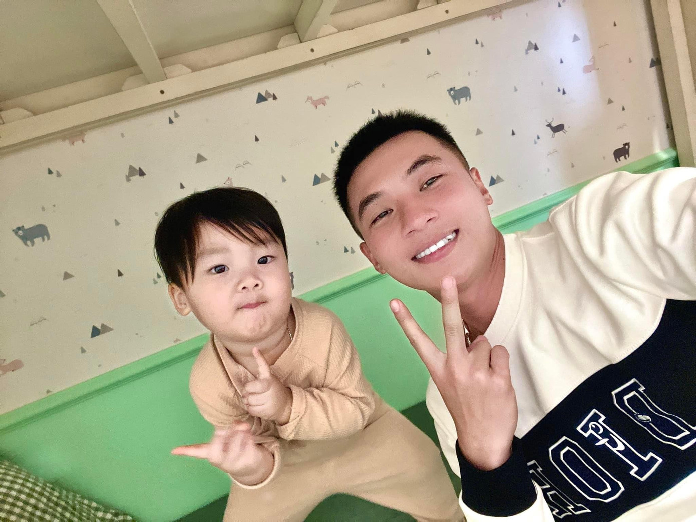 Trước đó, Lê Văn Thắng từng khoe ảnh chụp cùng bé Bo nhà Hoà Minzy kèm theo dòng trạng thái: "Hai chú cháu đón Noel cùng nhau". Trước đó, Lê Văn Thắng từng khoe ảnh chụp cùng bé Bo nhà Hoà Minzy kèm theo dòng trạng thái: "Hai chú cháu đón Noel cùng nhau".