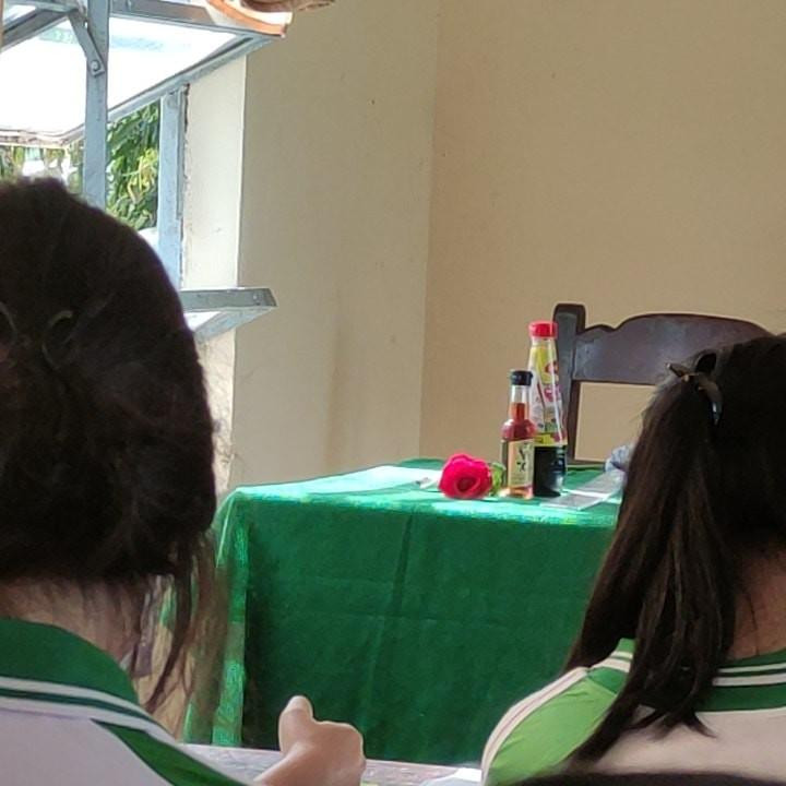 Không thể thiếu các phần quà &quot;troll&quot; cô giáo và các bạn.