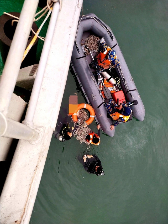 Các lực lượng tìm kiếm nạn nhân trong vụ rơi trực thăng trên vịnh Hạ Long ngày 5/4. Các lực lượng tìm kiếm nạn nhân trong vụ rơi trực thăng trên vịnh Hạ Long ngày 5/4.