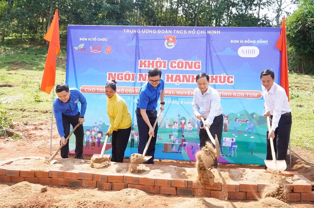 Các đồng chí lãnh đạo thực hiện nghi lễ khởi công "Ngôi nhà hạnh phúc".