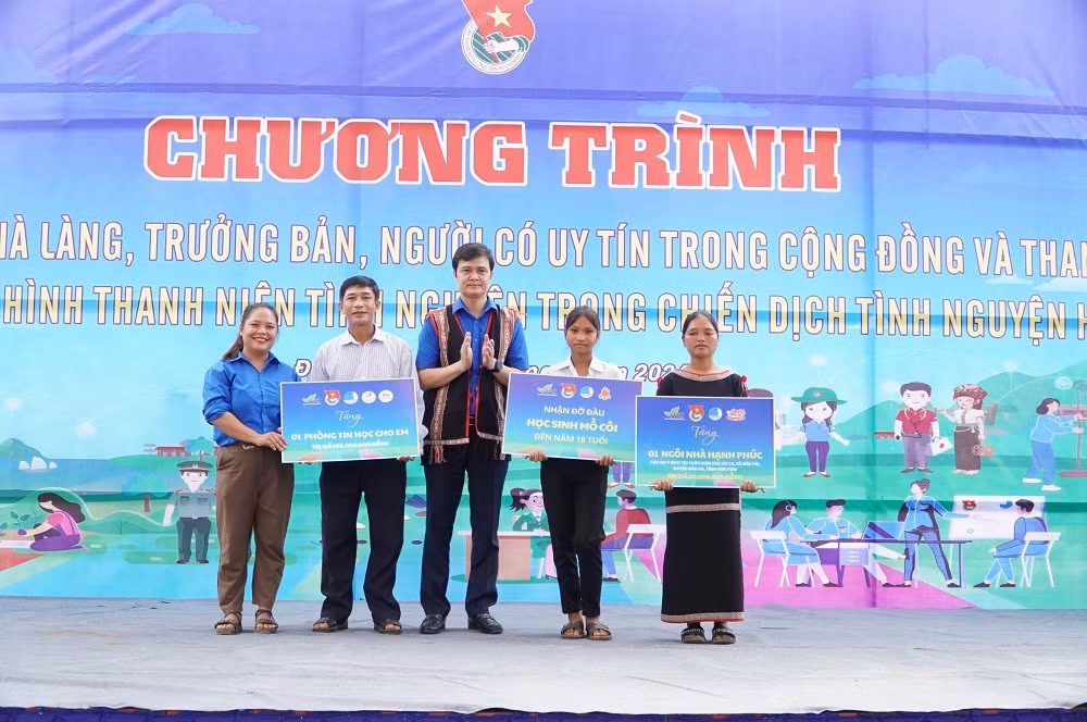 Đồng chí Bùi Quang Huy trao tặng các nguồn lực tại chương trình.