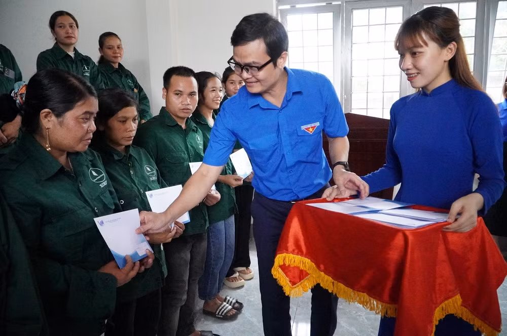 Tặng quà cho công nhân có hoàn cảnh khó khăn tại Nông trường cao su xã Đăk Hring.