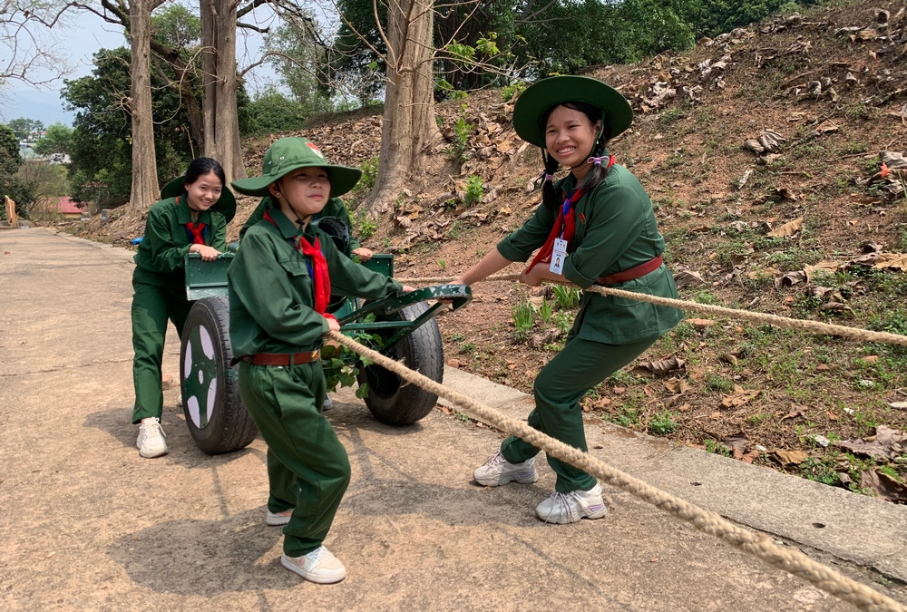 Lê Đỗ Khánh Vân (bên phải) cùng tham gia hoạt động kéo pháo.