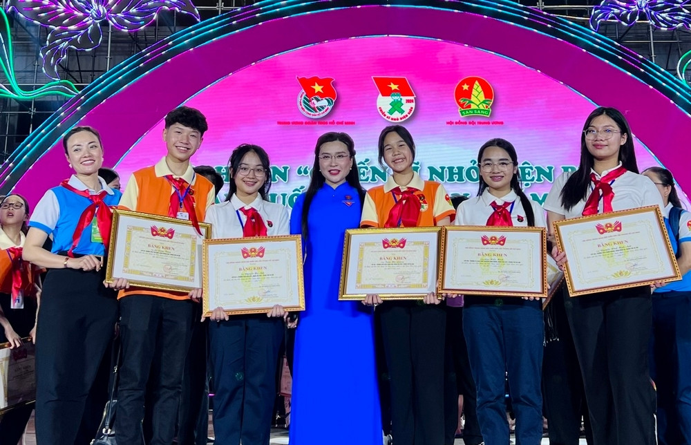 Lê Song Tùng (thứ 2 từ trái qua) chụp ảnh cùng các đại biểu tại Lễ tuyên dương Chiến sĩ nhỏ Điện Biên lần thứ V - năm 2024.