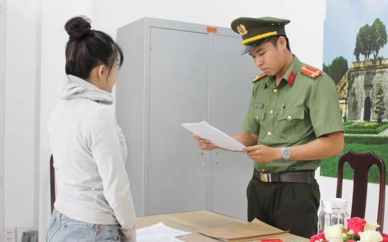 Đối tượng P.H.H.A bị xử phạt 7,5 triệu đồng vì chia sẻ các nội dung đánh bạc trực tuyến trên mạng xã hội. (Ảnh: Công an cung cấp cho báo chí)