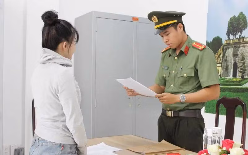 Đối tượng P.H.H.A bị xử phạt 7,5 triệu đồng vì chia sẻ các nội dung đánh bạc trực tuyến trên mạng xã hội. (Ảnh: Công an cung cấp cho báo chí)