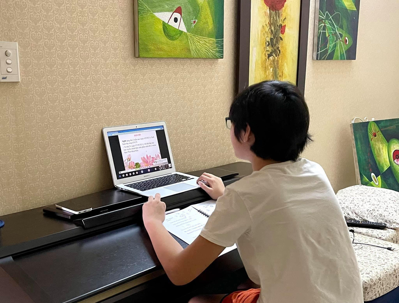 Học sinh lớp 6 tại TP.HCM trong giờ học trực tuyến. (Ảnh: Thiện Cường) Học sinh lớp 6 tại TP.HCM trong giờ học trực tuyến. (Ảnh: Thiện Cường)