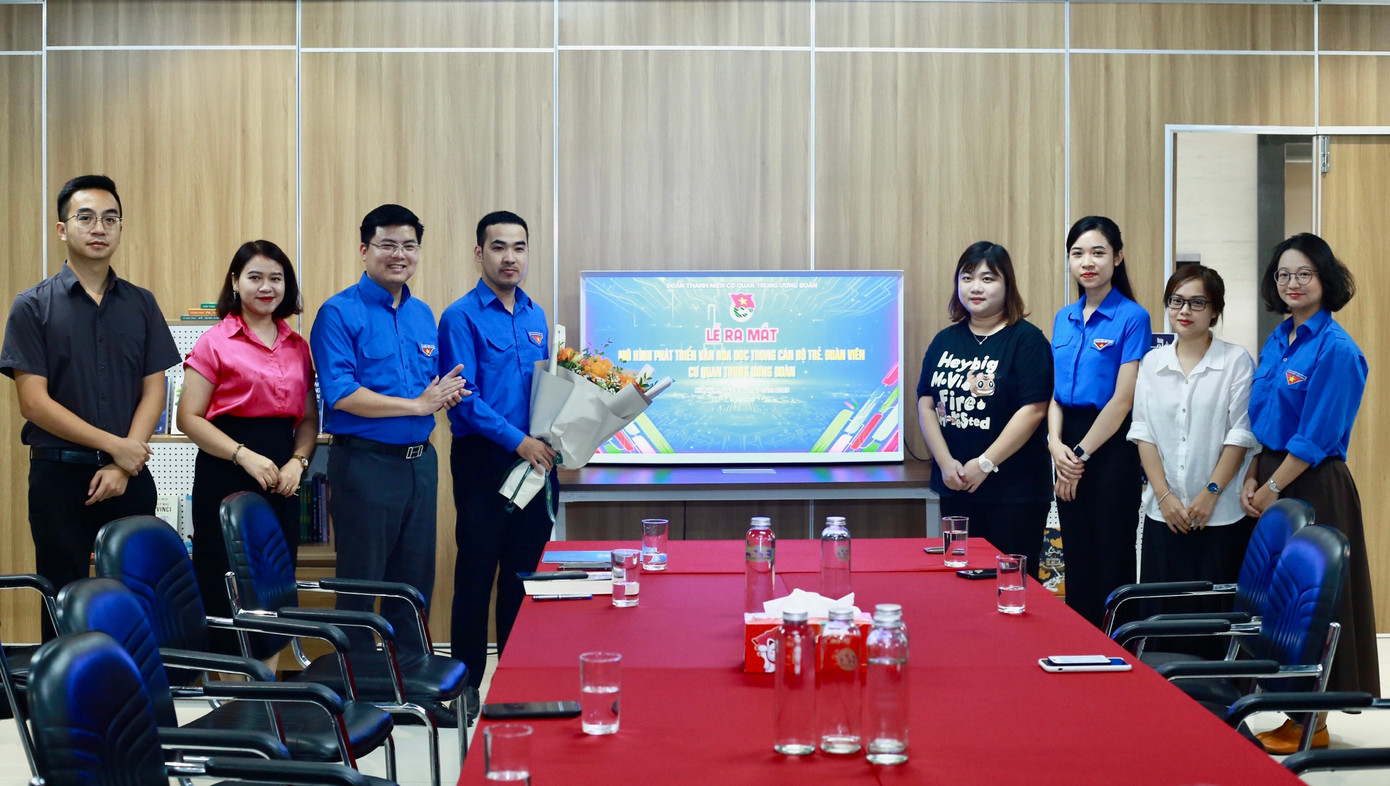 Đồng chí Hoàng Đức Nam, Bí thư Đoàn thanh niên cơ quan TƯ Đoàn; đồng chí Nguyễn Thùy Linh, Chánh Văn phòng Nhà xuất bản Kim đồng tặng hoa Ban điều hành hoạt động Mô hình phát triển văn hóa đọc tại lễ ra mắt gồm 7 đồng chí. Đồng chí Hoàng Đức Nam, Bí thư Đoàn thanh niên cơ quan TƯ Đoàn; đồng chí Nguyễn Thùy Linh, Chánh Văn phòng Nhà xuất bản Kim đồng tặng hoa Ban điều hành hoạt động Mô hình phát triển văn hóa đọc tại lễ ra mắt gồm 7 đồng chí.