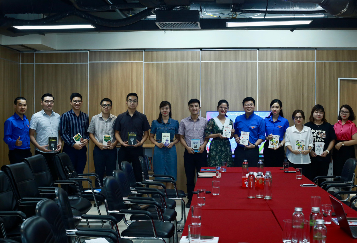 BTC tặng sách cho các bạn đoàn viên thanh niên cơ quan mong các bạn sẽ gặt hái được nhiều tri thức, ngày càng hiểu biết sâu rộng, toàn diện để tự hoàn thiện bản thân, có nhiều đóng góp hiệu quả, thiết thực trong công việc. BTC tặng sách cho các bạn đoàn viên thanh niên cơ quan mong các bạn sẽ gặt hái được nhiều tri thức, ngày càng hiểu biết sâu rộng, toàn diện để tự hoàn thiện bản thân, có nhiều đóng góp hiệu quả, thiết thực trong công việc.