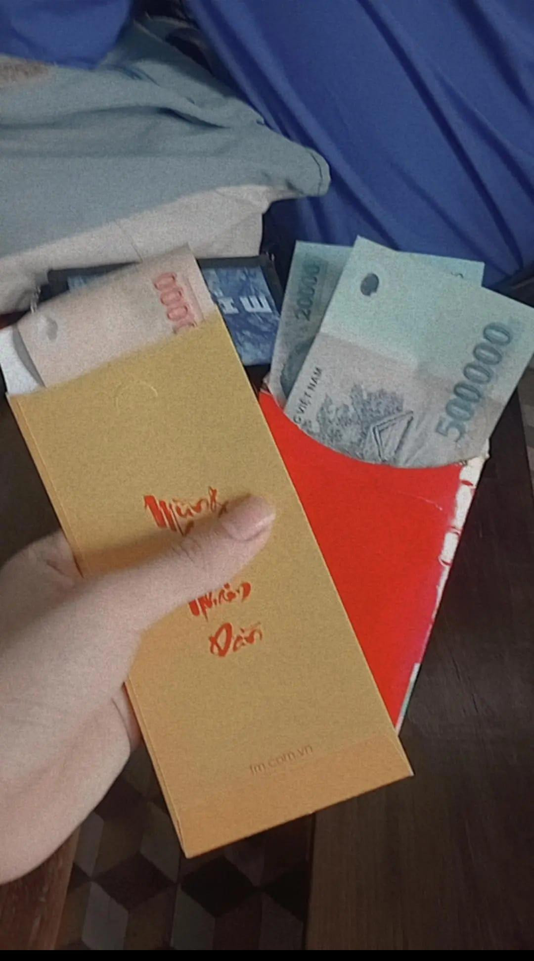 Số tiền trong phong bao lì xì của cô giáo khiến các bạn teen không khỏi "ngỡ ngàng", cô giáo quá là chất chơi luôn! (Ảnh: Lê Quang Long/ Group Trường Người Ta) Số tiền trong phong bao lì xì của cô giáo khiến các bạn teen không khỏi "ngỡ ngàng", cô giáo quá là chất chơi luôn! (Ảnh: Lê Quang Long/ Group Trường Người Ta)