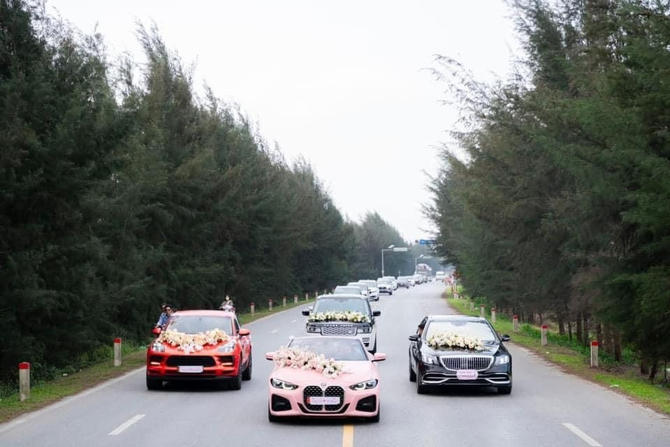 Nhóm Phạm Đức Hải dàn xe giữa đường chụp ảnh cưới gây ùn tắc giao thông. (Ảnh: Công an Hải Dương) Nhóm Phạm Đức Hải dàn xe giữa đường chụp ảnh cưới gây ùn tắc giao thông. (Ảnh: Công an Hải Dương)