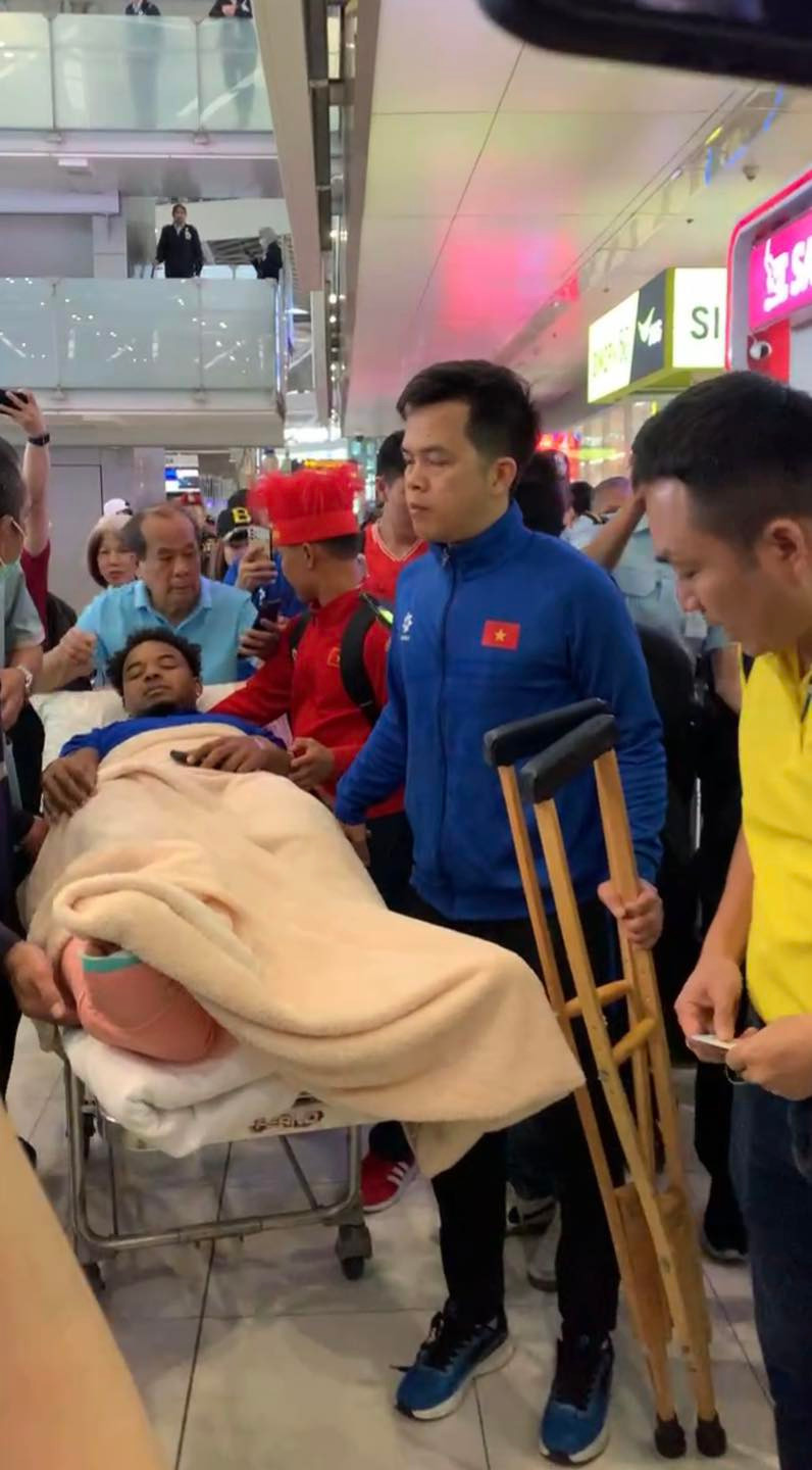 Xuân Son trong vòng vây của người hâm mộ tại sân bay ở Thái Lan. Xuân Son trong vòng vây của người hâm mộ tại sân bay ở Thái Lan.