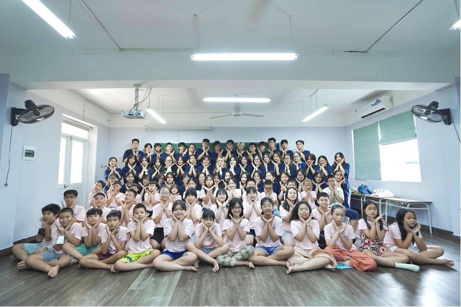 Các anh chị BTC và trại viên chụp hình kỷ niệm cùng nhau. Các anh chị BTC và trại viên chụp hình kỷ niệm cùng nhau.