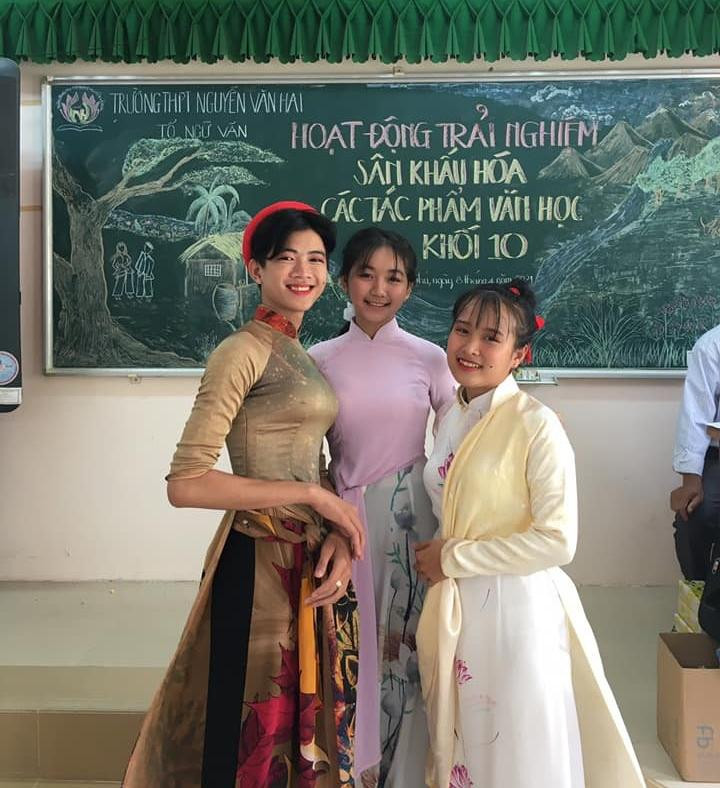 Nam sinh hoá thân vào vai &quot;dì ghẻ&quot; được dân mạng chú ý với &quot;vòng eo con kiến&quot;. (Ảnh: Ngô Thành Đạt)