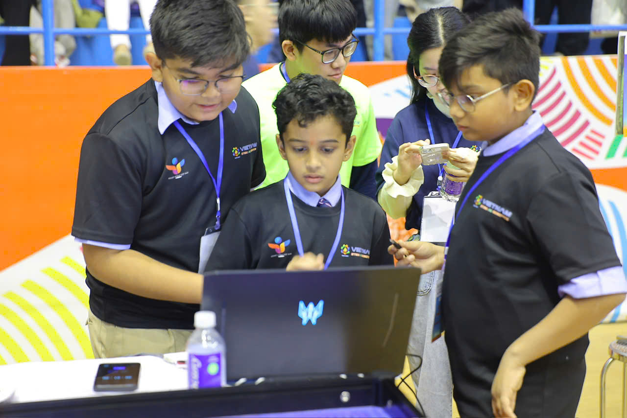 Các thí sinh quốc tế đến từ Trung Quốc, Ấn Độ và Malaysia tham gia thi đấu giao hữu.