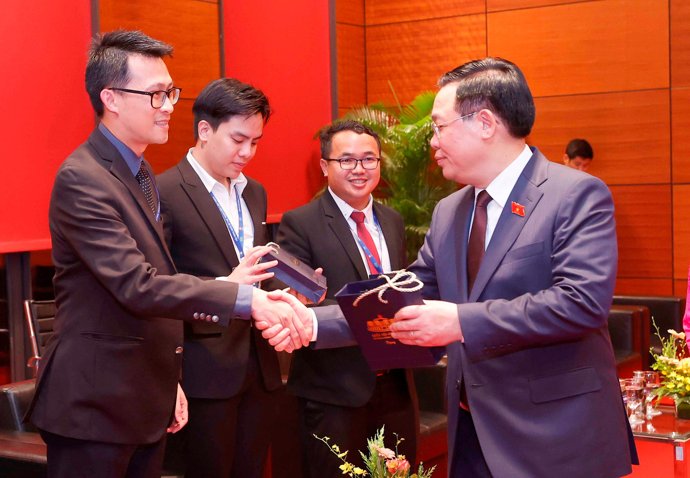 Chủ tịch Quốc hội Vương Đình Huệ tặng quà cho các thanh niên tiêu biểu. Chủ tịch Quốc hội Vương Đình Huệ tặng quà cho các thanh niên tiêu biểu.