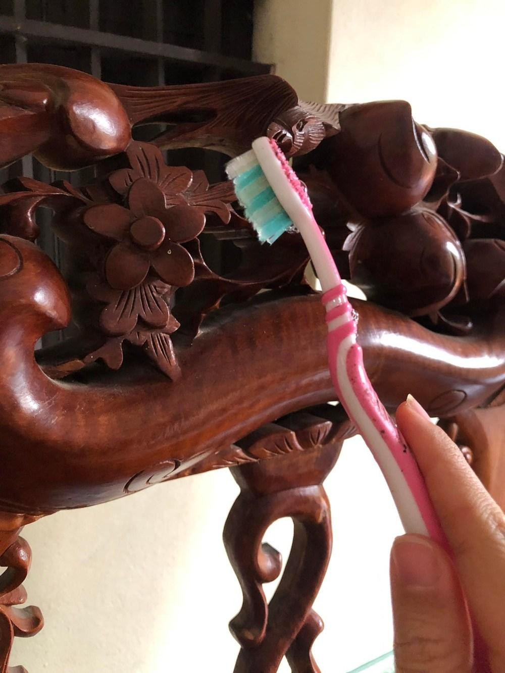 Hoặc có thể dùng bàn chải đánh răng để làm sạch những "ngóc ngách" của bộ bàn ghế. Hoặc có thể dùng bàn chải đánh răng để làm sạch những "ngóc ngách" của bộ bàn ghế.