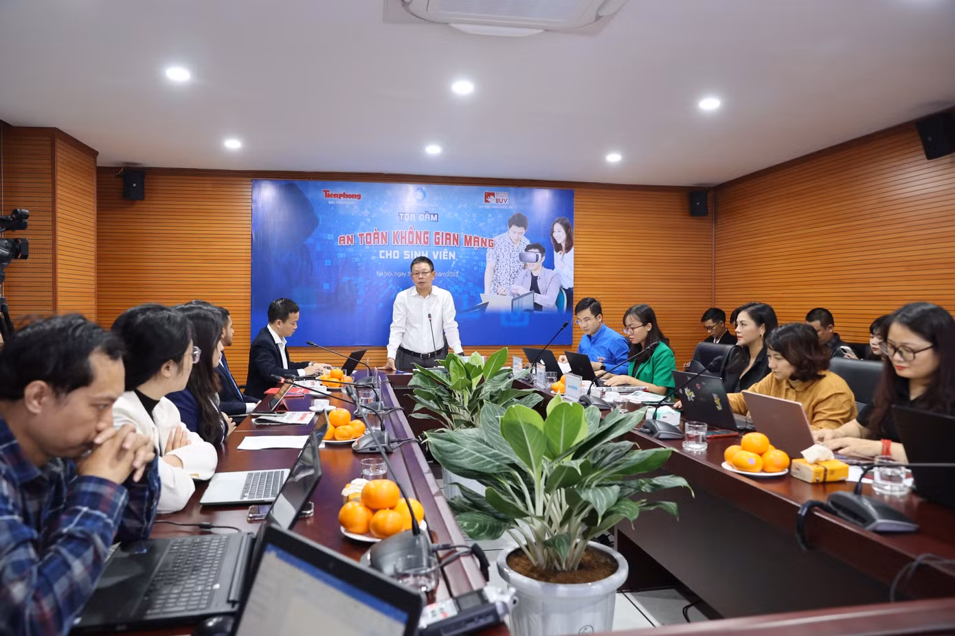 Nhà báo Phùng Công Sưởng - Phó Tổng biên tập báo Tiền Phong chủ trì buổi toạ đàm "An toàn không gian mạng cho sinh viên".