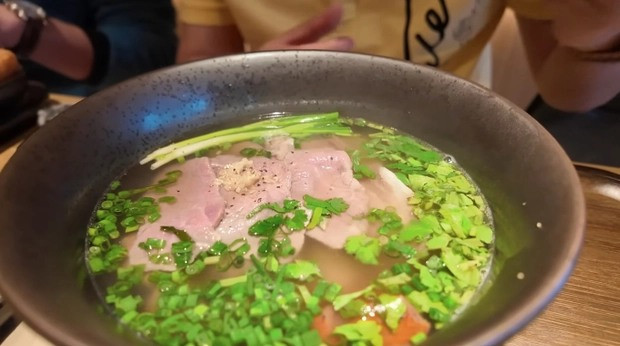 Khoa Pug cho biết giá cho 3 tô phở với 1 phần quẩy và 2 trứng chần ở đây khoảng 700K. Khoa Pug cho biết giá cho 3 tô phở với 1 phần quẩy và 2 trứng chần ở đây khoảng 700K.